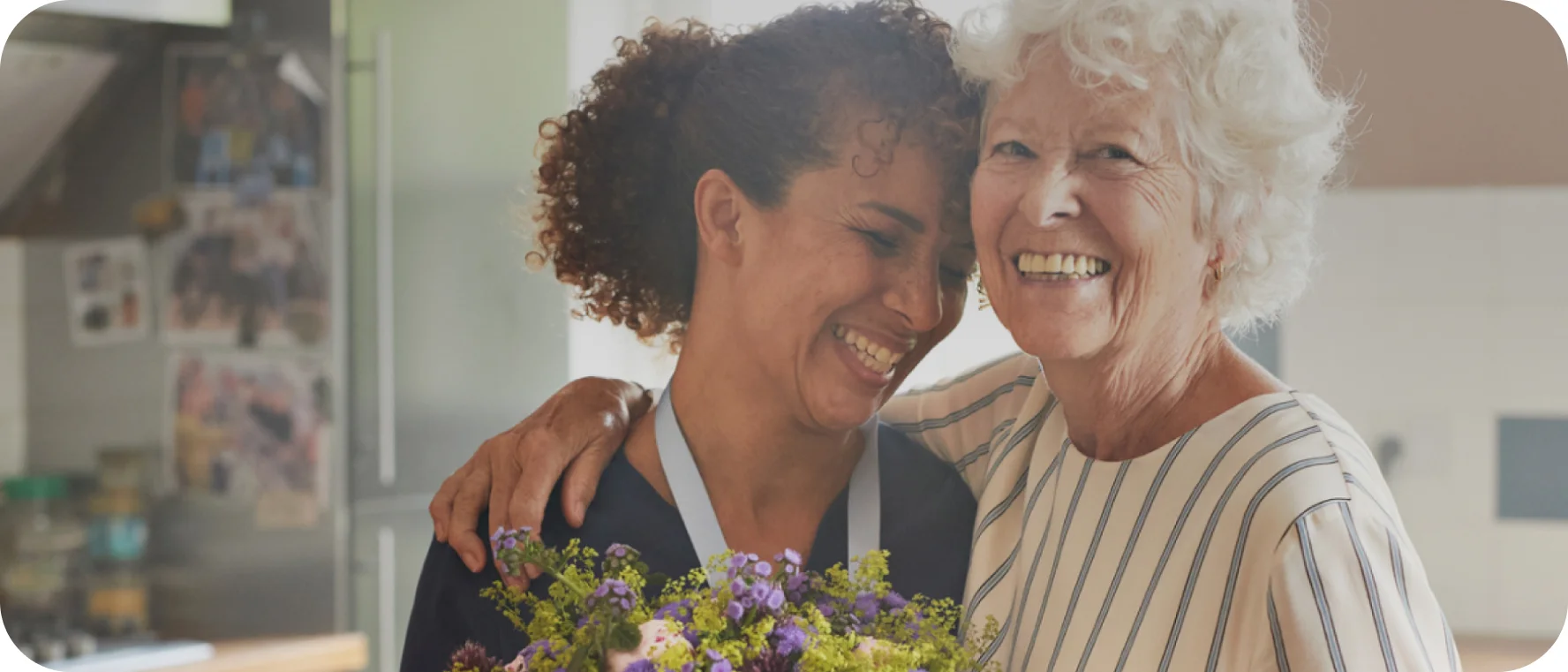 "Due donne si sorridono, riflettendo l'importanza della cura compassionevole nella salute della pelle peristomale".