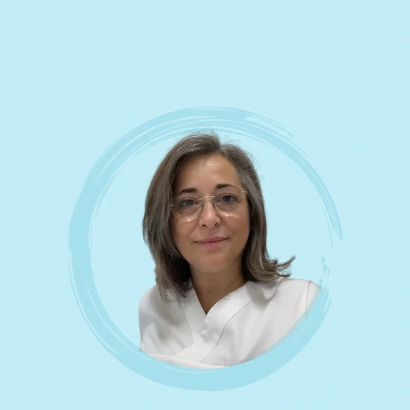 una persona sorridente con uno sfondo blu