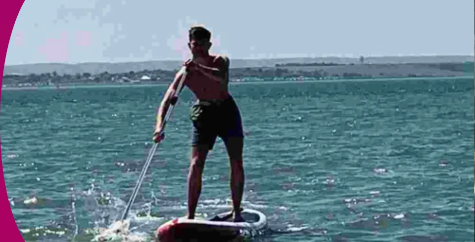 Muž na surfe