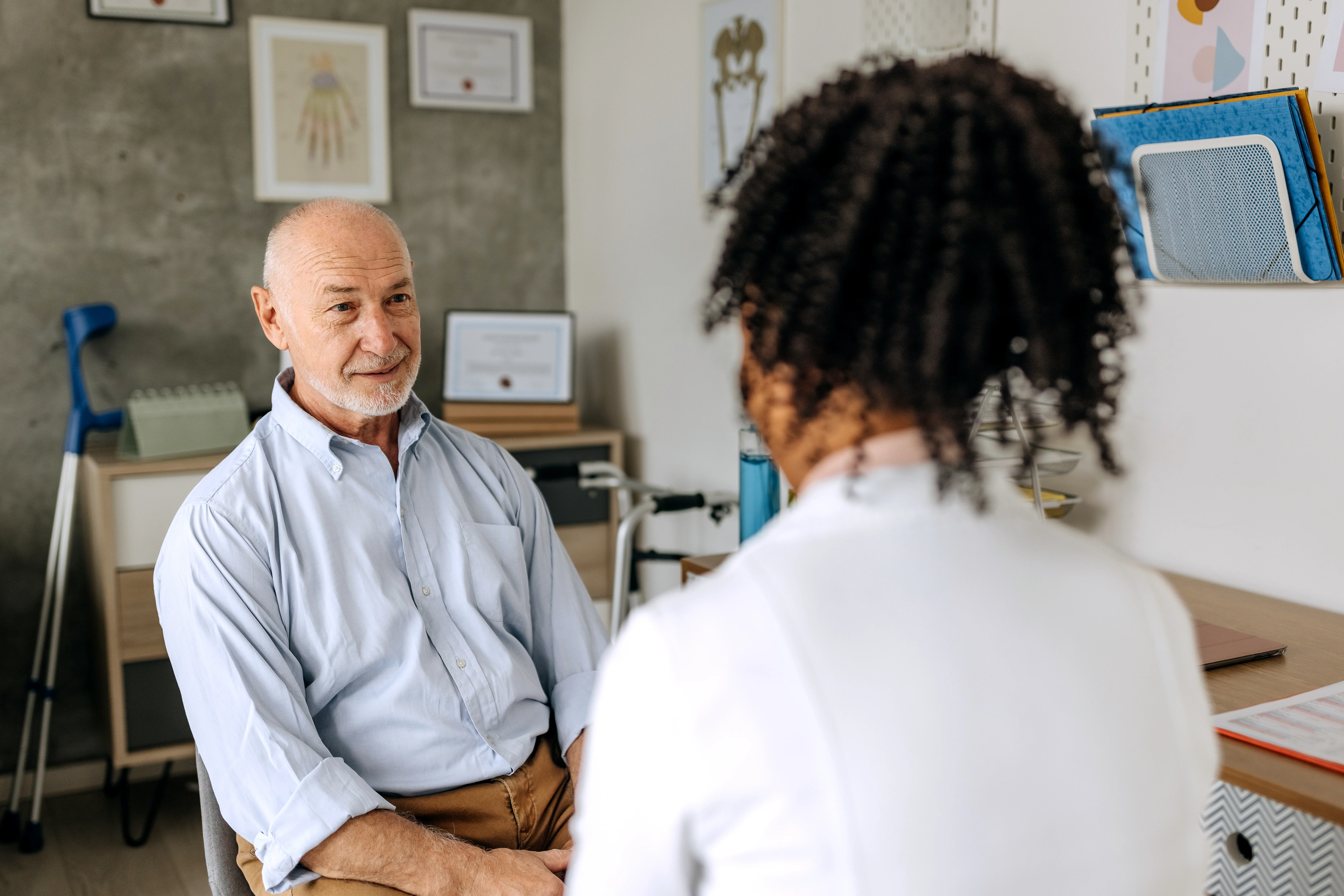 un medico che parla con un paziente