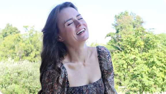 žena usmievajúca sa vonku