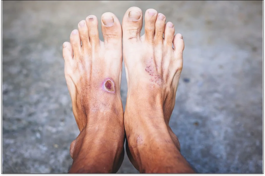 un paio di piedi con unghie dei piedi dipinte
