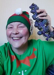 Žena žijúca so stómiou oblečená v kostýme elfa