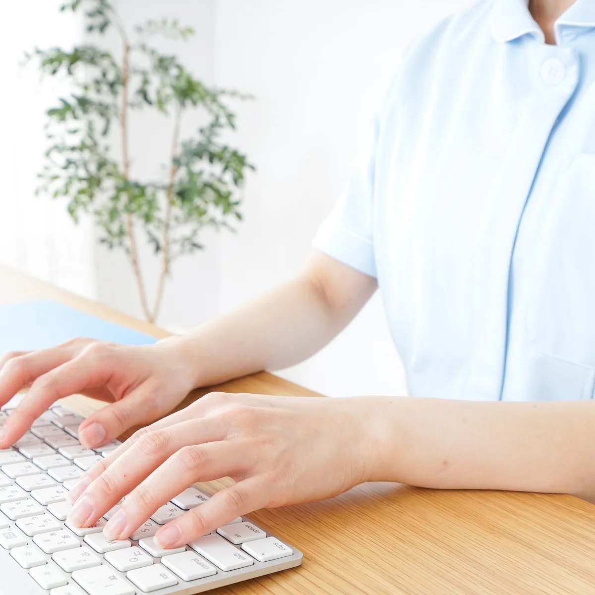 Un medico che parla con un paziente su un computer portatile.