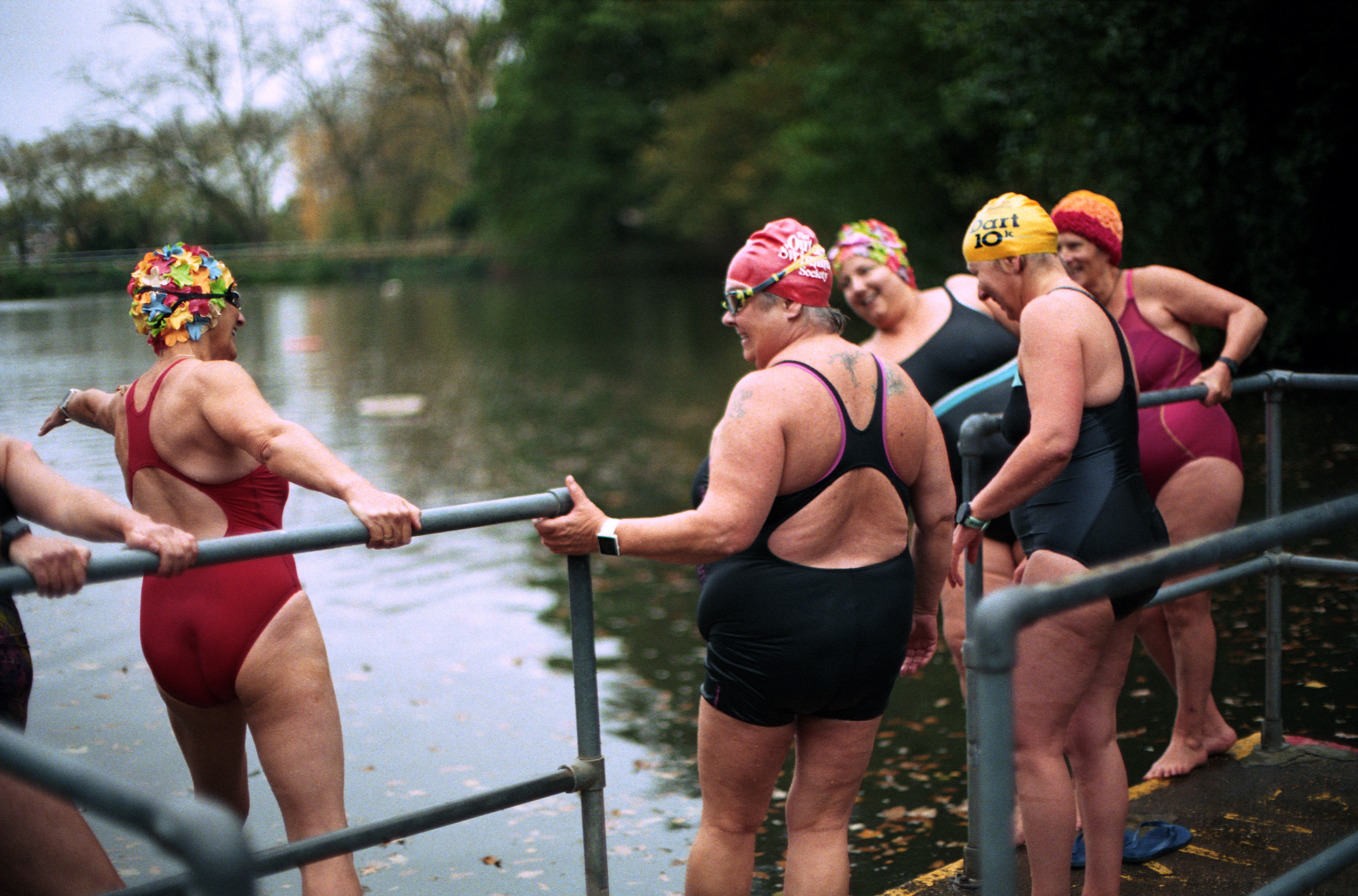 un gruppo di persone in costume da bagno che tengono una pagaia in un fiume
