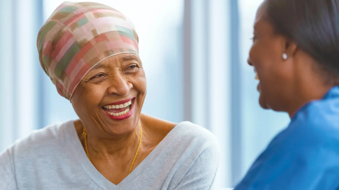 uma mulher sorrindo ao lado de outra mulher