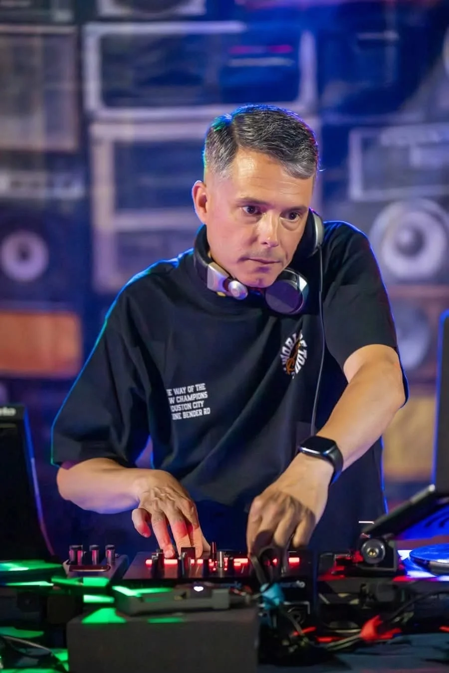 Mani che si incrociano