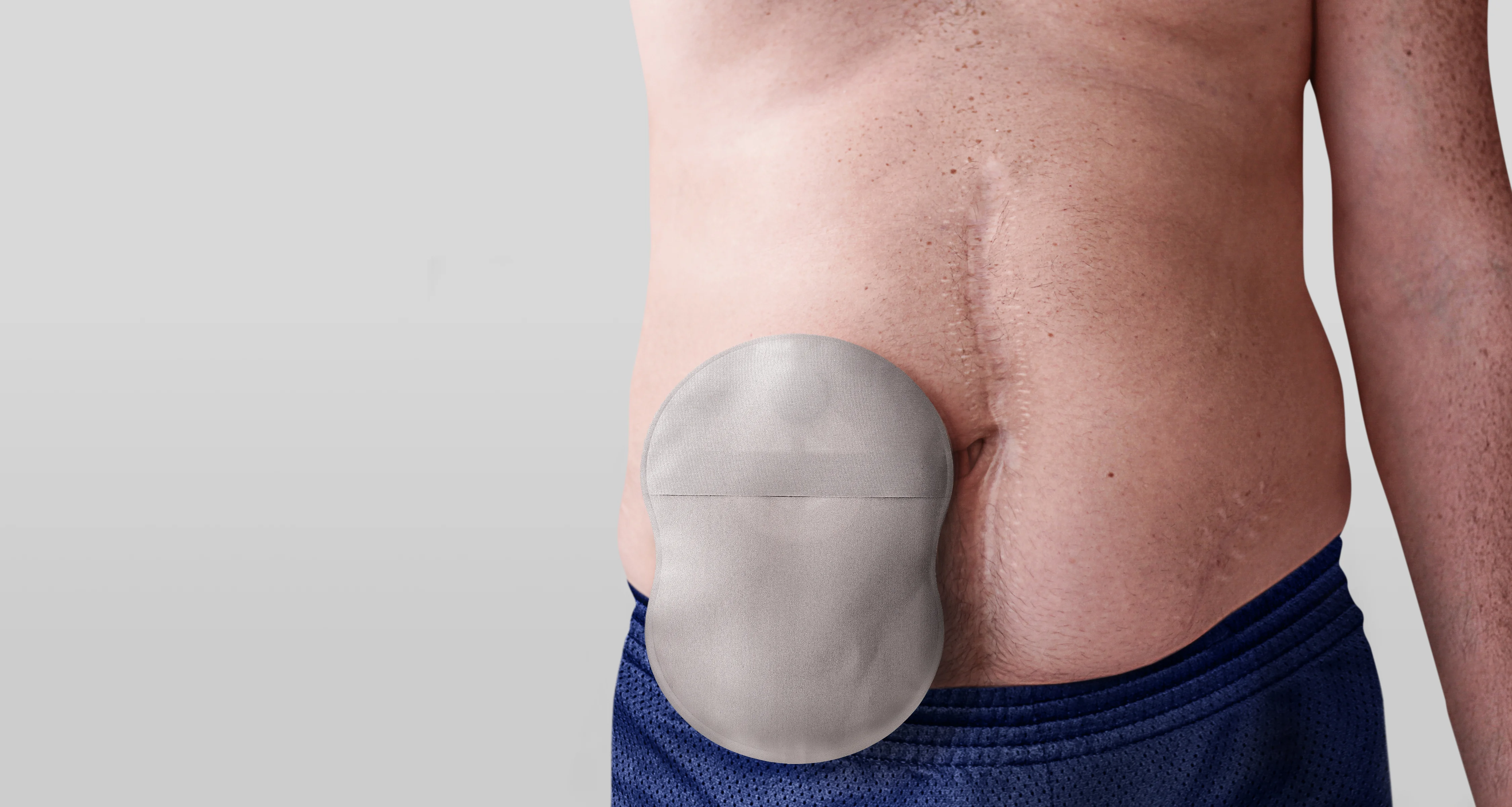 Muž nosí stomické vrecko Esteem Body™